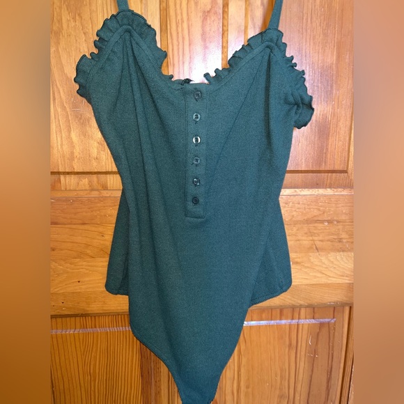 Green ruffle bodysuit size medium - Picture 3 of 8